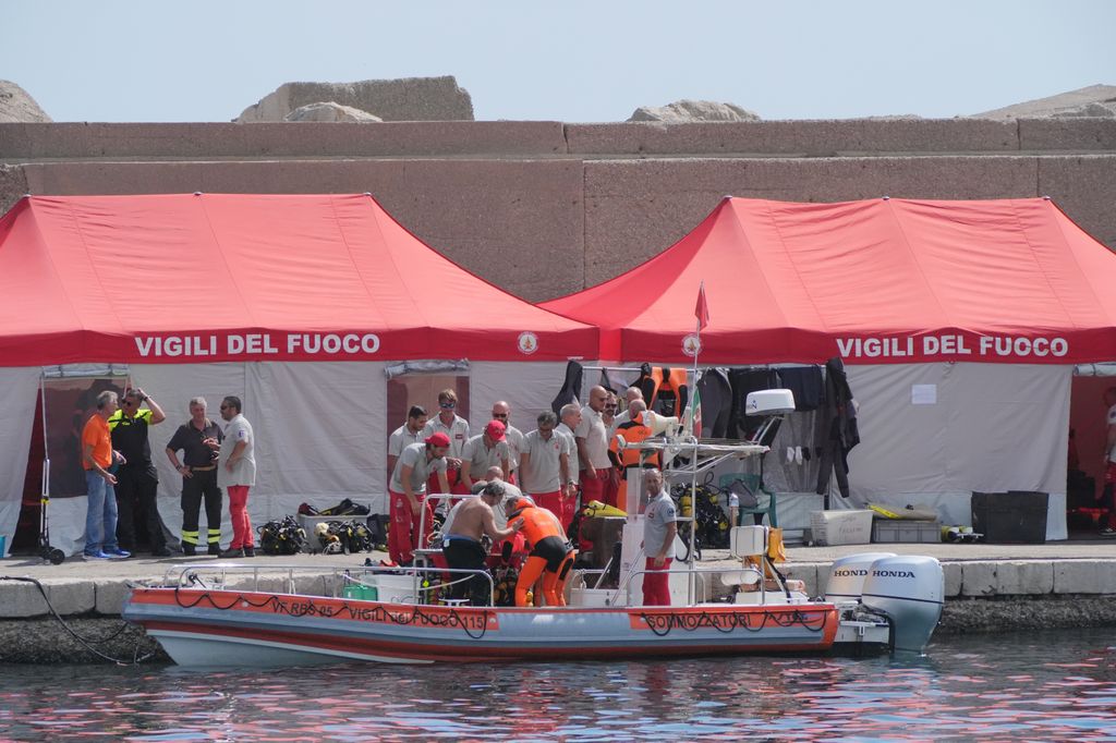 Los equipos de buzos de aguas profundas fotografiados en el cuarto día de actividades para el rescate de las víctimas del Bayesian