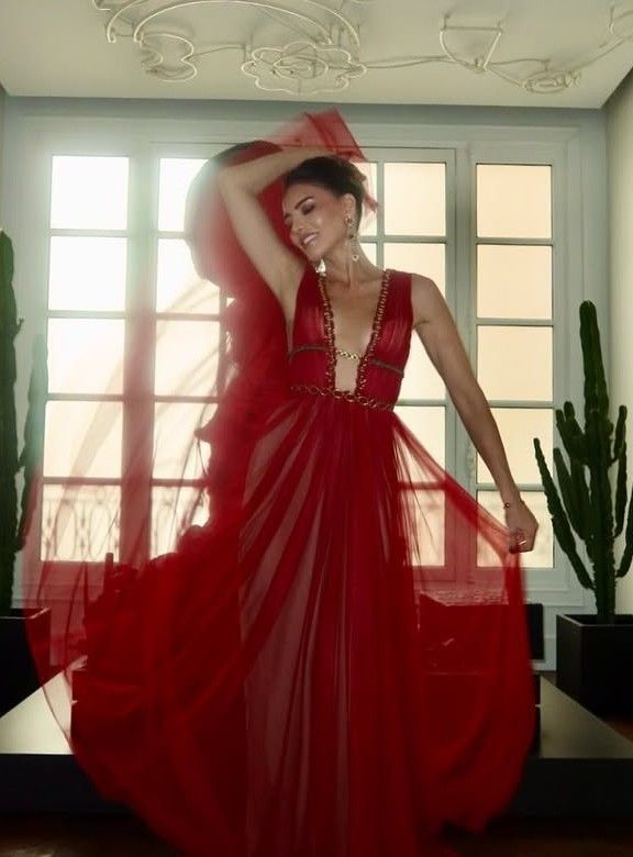 Adriana Abascal en una boda en París con vestido rojo de tul, 2026.