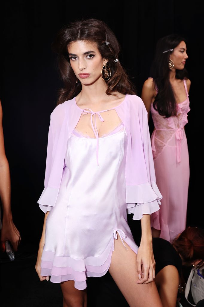 Cala Moragas posa para los fotógrafos en el 'backstage' del desfile de Victoria's Secret. Es la sexta española que ha desfilado para la firma en su historia.