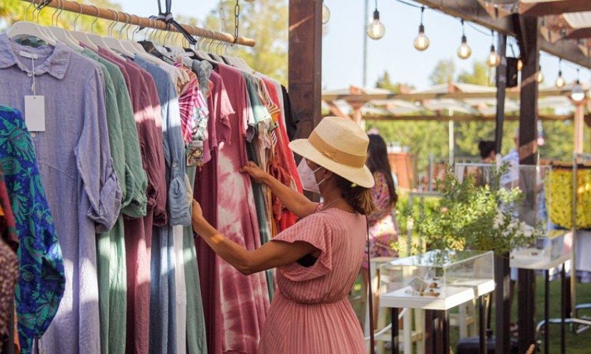 Moda de verano en el Shopping Village.