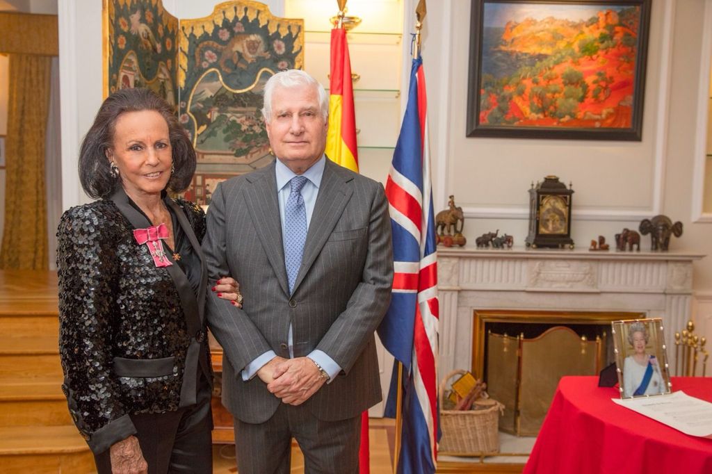 En la imagen, junto al Duque de Alba el día que Sonsoles Diez de Rivera recibió la condecoración de MBE (Member of the British Empire)