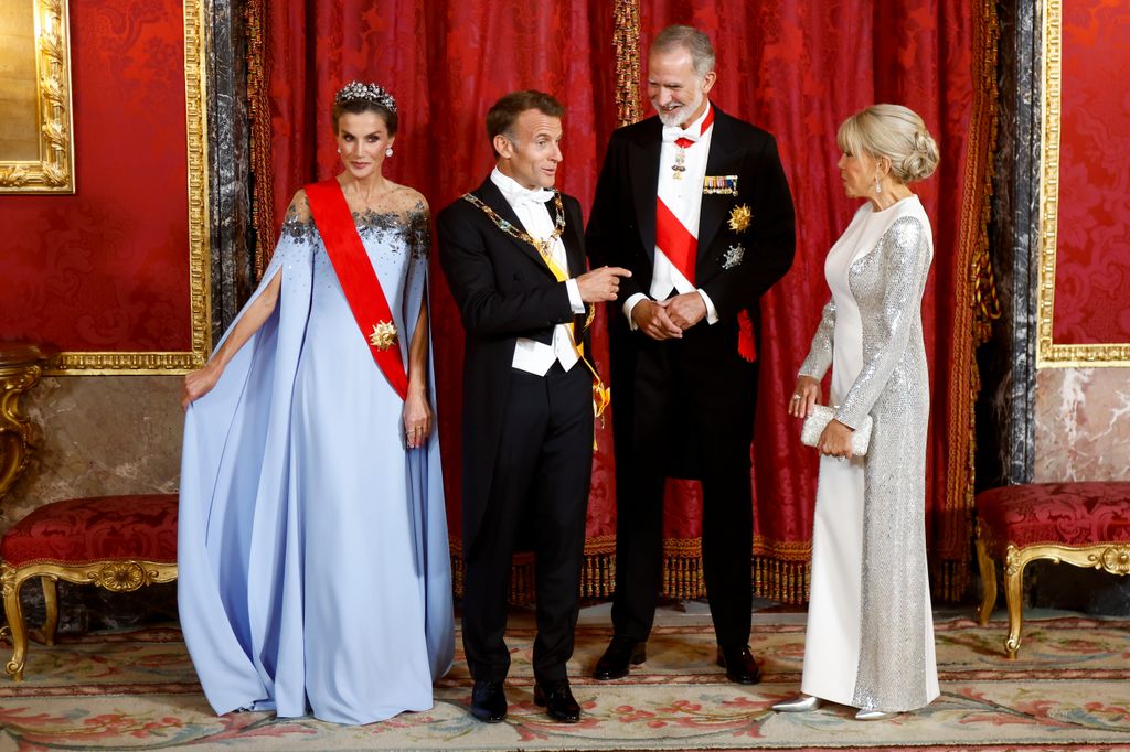La reina Letizia estrena un vestido de gala 'Frozen' de Carolina Herrera en su banquete junto a los Macron