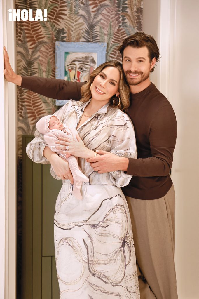 Junto a esta imagen, Kristal luce un total look de Adolfo Domínguez. A la derecha, Brandon sorprende con un total look marrón en H&M.