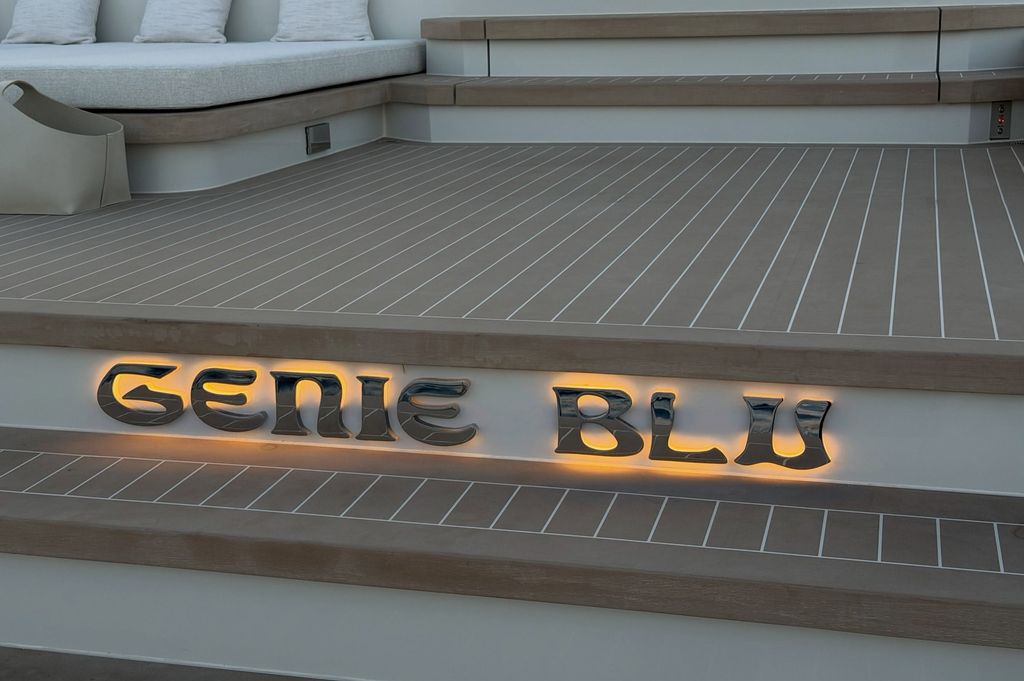Gianluca Vacchi y Sharon Fonseca bautizaron su yate como el 'Genie Blu'