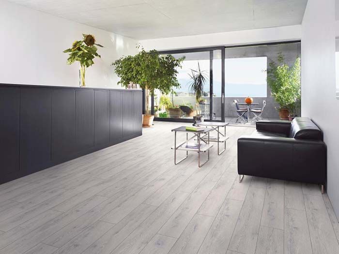 Salón con suelo laminado de color gris