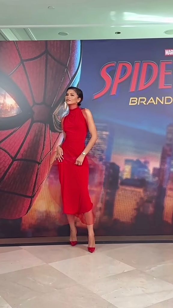 Zendaya, en el photocall de Spiderman en Madrid con un vestido rojo de Ernesto Naranjo