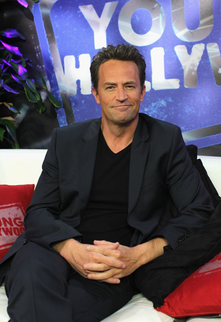 Plano medio de Matthew Perry en el  Young Hollywood Studio