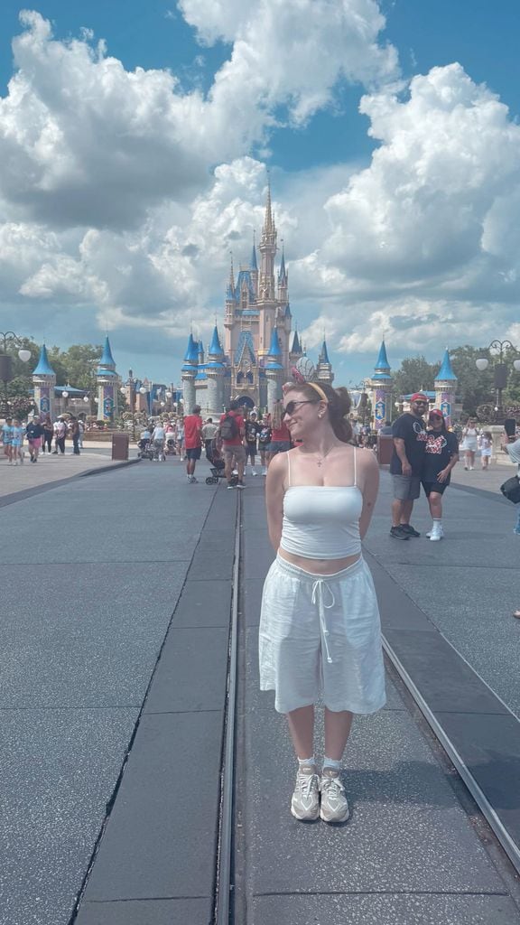 Fernanda Castro no perdió la oportunidad de tomarse una foto con el icónico castillo Disney