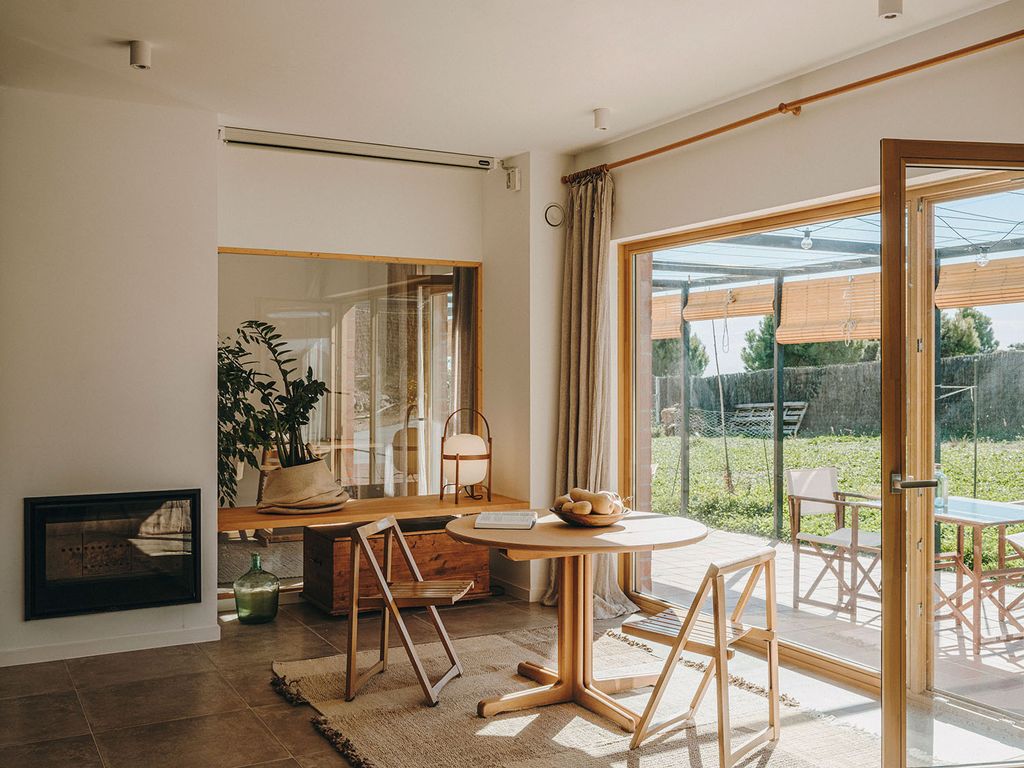 Casa pasiva y bioconstrucción en Madrid, toma del comedor