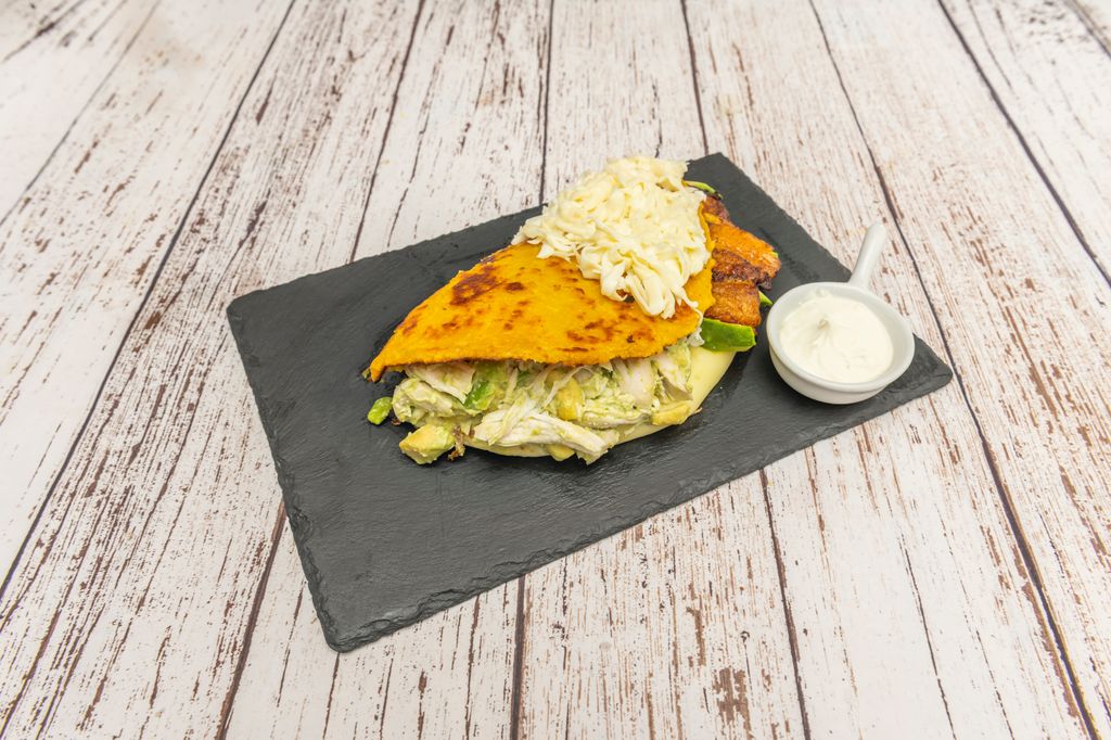 La cachapa se rellena sobre todo con queso, pero también con aguacate, carne, frijoles, etc.