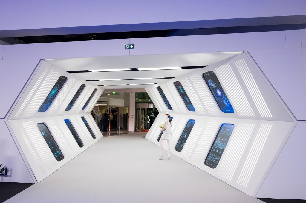 Los invitados atravesaron estos pasillos que simulaban una nave espacial