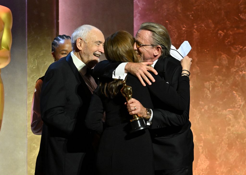 El efusivo abrazo con Daniel Craig en el escenario