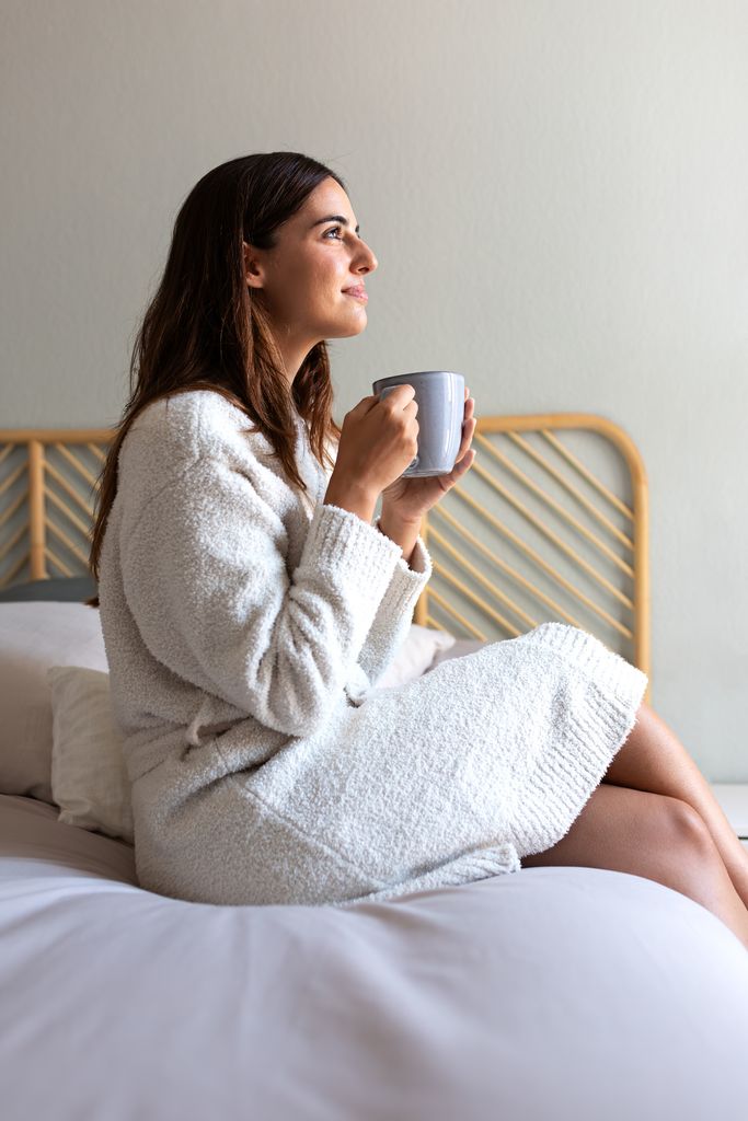 chica tomando cafe pensativa