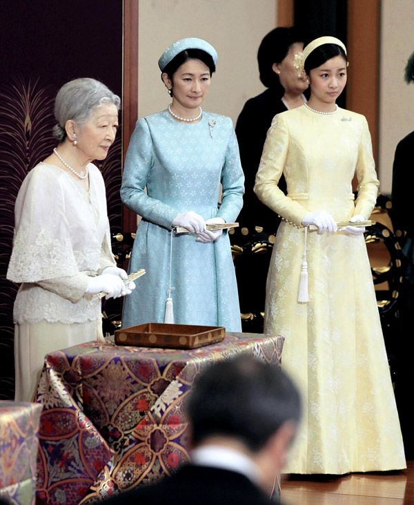 La princesa Kako estuvo en la lectura de poesía que se celebra cada año en el Palacio, donde se dan a conocer los “waka” o poemas, escritos por ellos mismos. A su lado se encontraba su madre, la princesa Kiko, y su abuela, la emperatriz Michiko 

