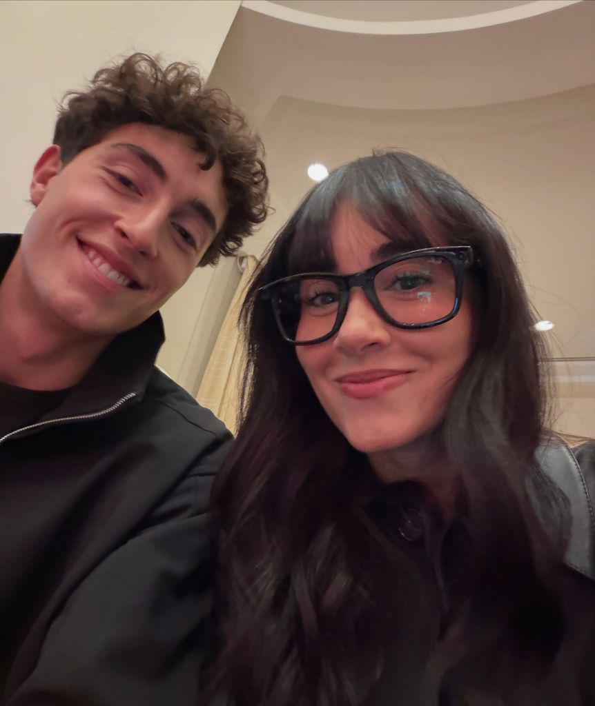 Junto al precioso mensaje, Aitana ha compartido muchísimas imágenes de sus viajes y vivencias juntos