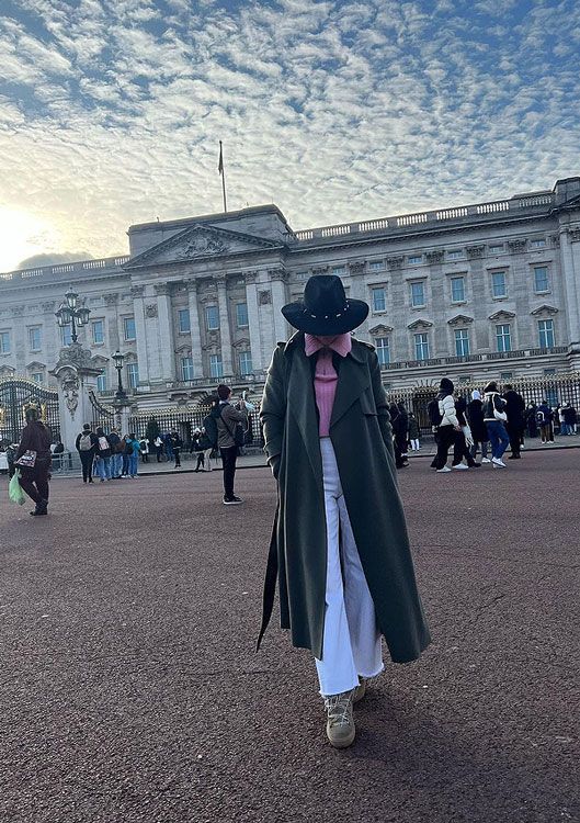 Amelia Bono posando frente al Palacio de Buckingham 