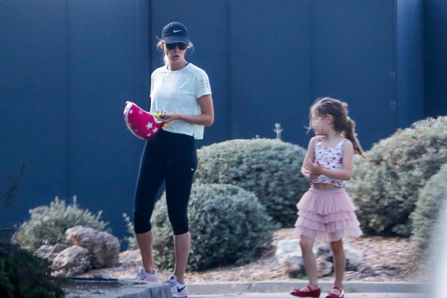 La intérprete juega con su hija, Olivia
