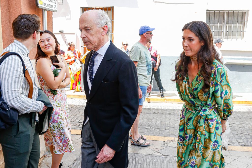 Felipe Benjumea Llorente y su hija Carla Benjumea Porres durante la boda de Felipe Benjumea Porres y María de Chiris Mora Figueroa en Sevilla, el sábado 25 de mayo de 2024
