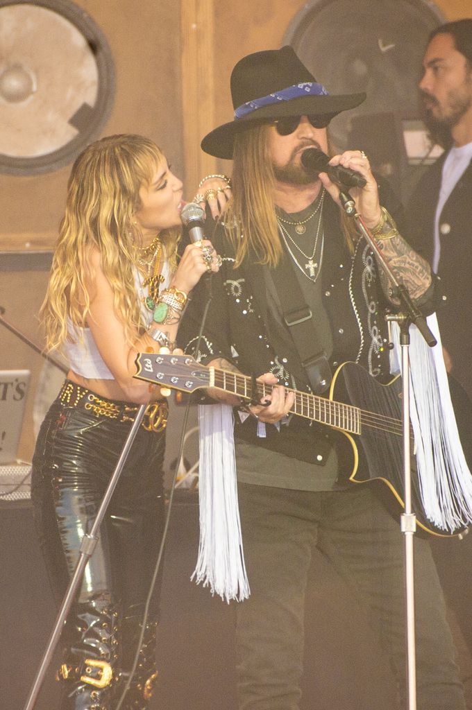 Miley y su padre en el año 2019, durante el festival de Glastonbury