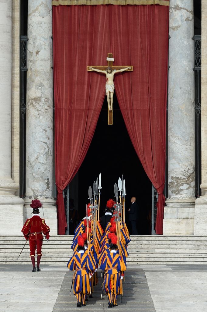Mientras la procesión entraba a la Basílica, miles de fieles aplaudían en las afueras de la Plaza de San Pedro.