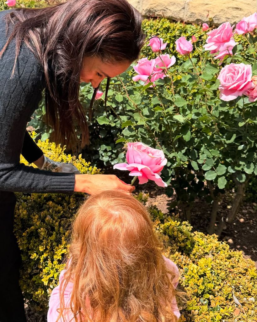Meghan disfrutando de las rosas de su jardín con sus hijos. En esta foto aparece con Lilibet
