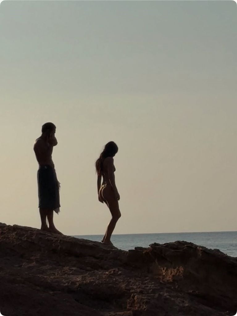 Sarah Kohan junto a su novio.