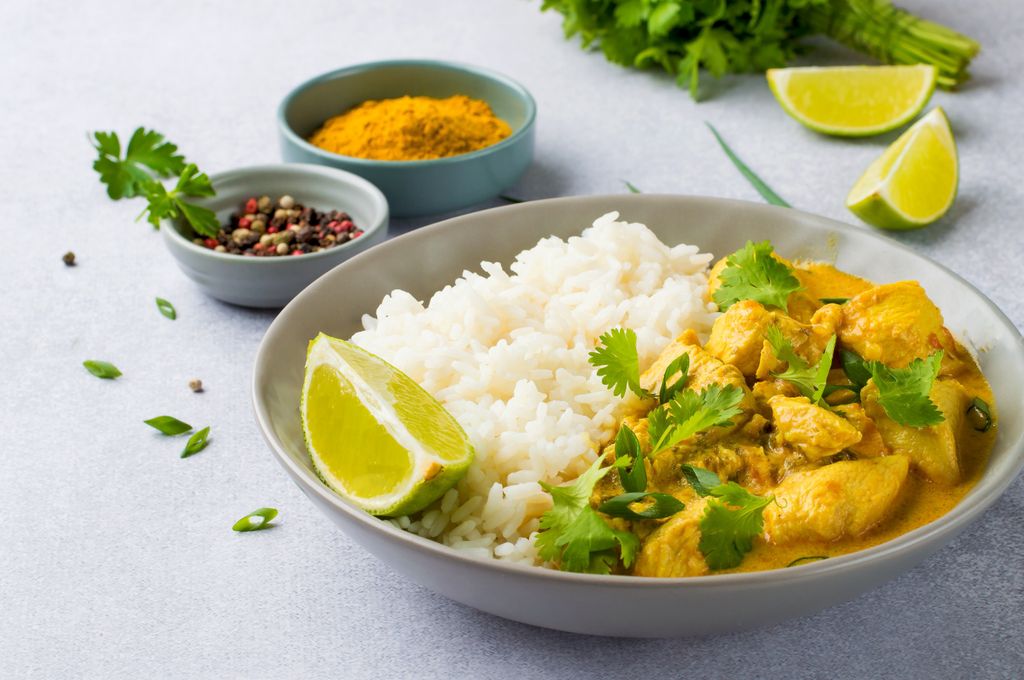 Entre otros platos, este arroz es perfecto para acompañar un pollo al curry.