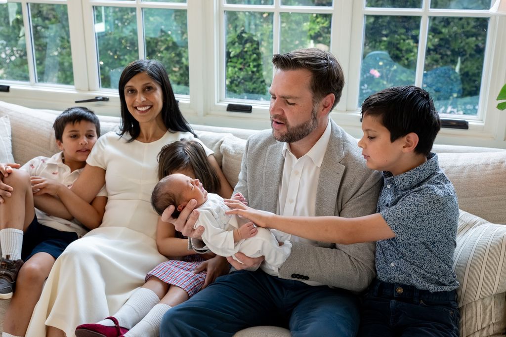 La familia Vance está totalmente encantada con su nuevo integrante.