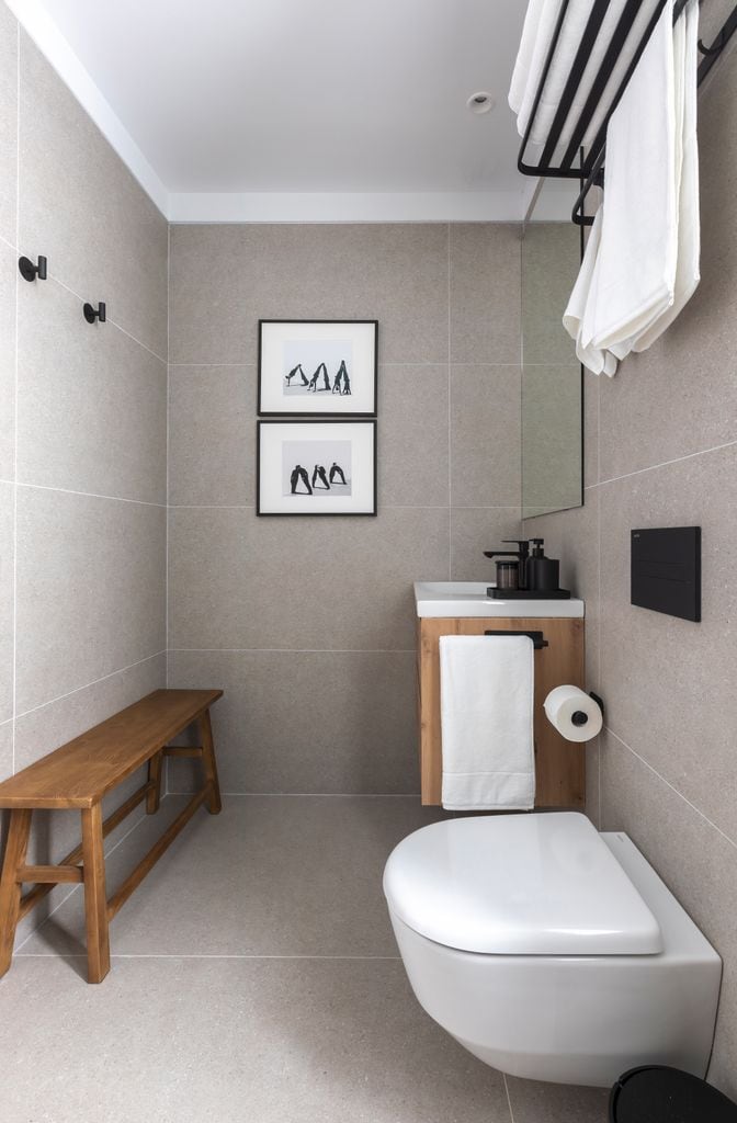 Pared del baño decorada con dos fotografías