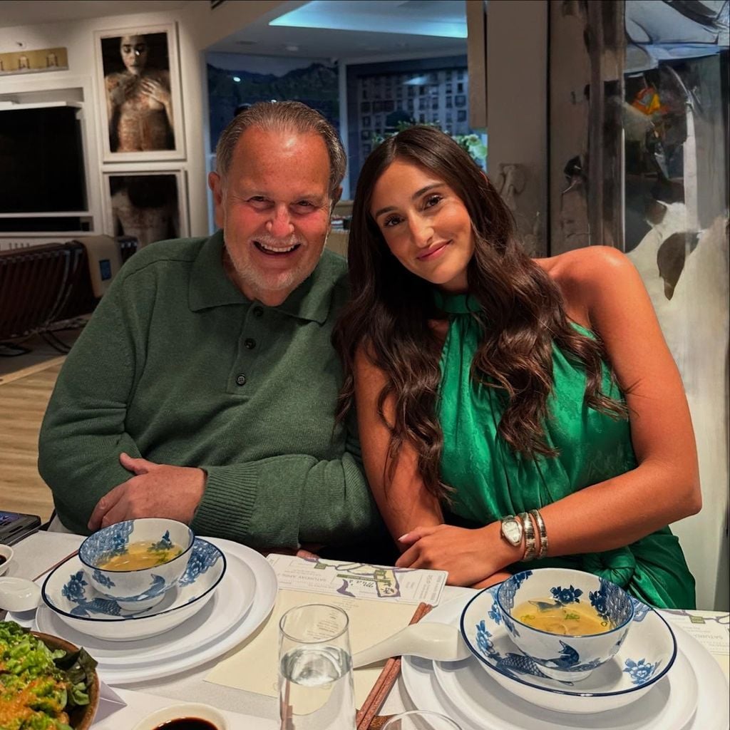 Raúl de Molina con su hija Mia, en su cumpleaños 25.