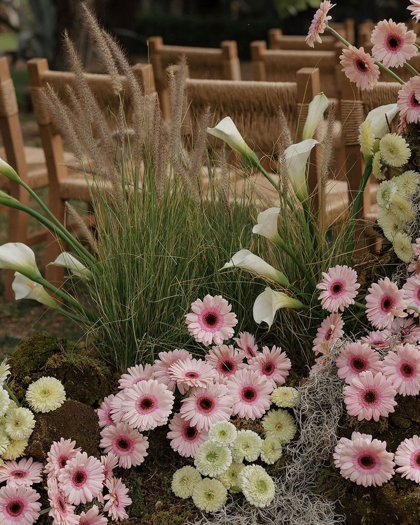 Decoración de boda con gerberas pasillo nupcial