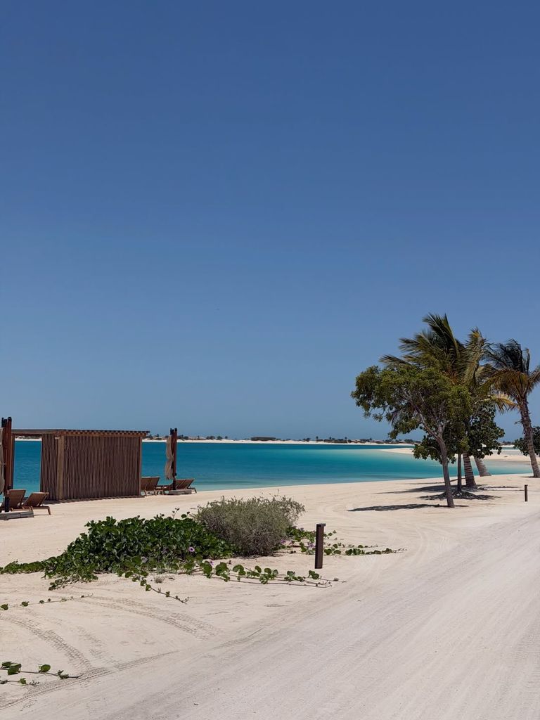 La familia se relaja en las playas de Arabia Saudita, antes del Mundial 2026.