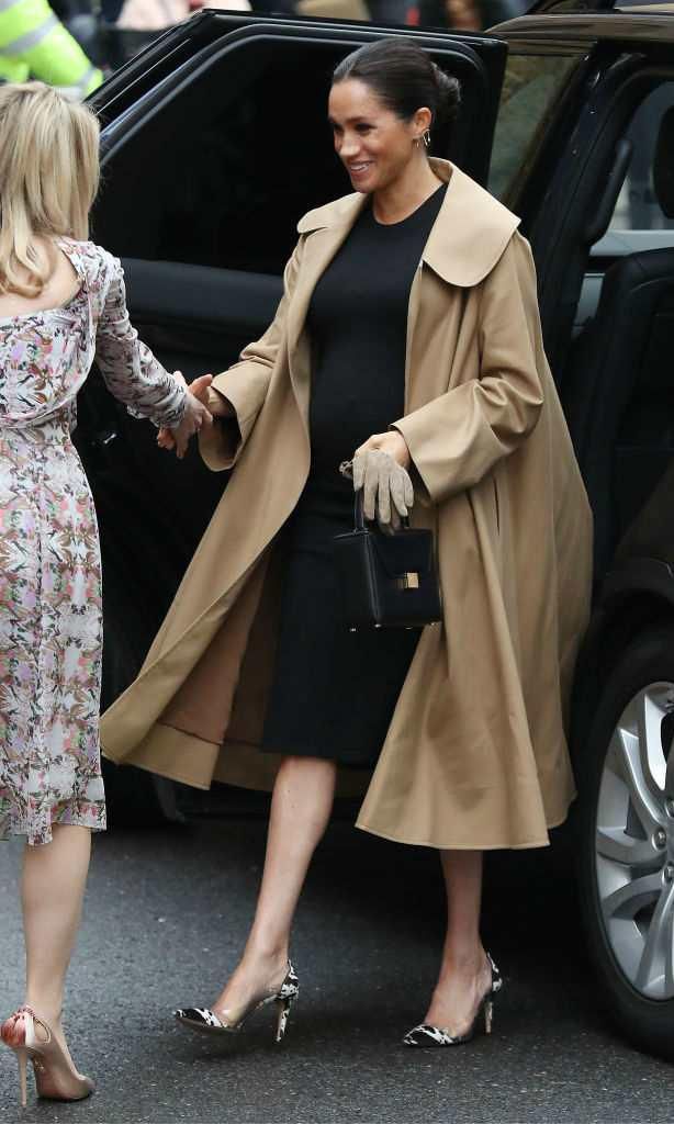 meghan markle con pumps con cow print de gianvito rossi