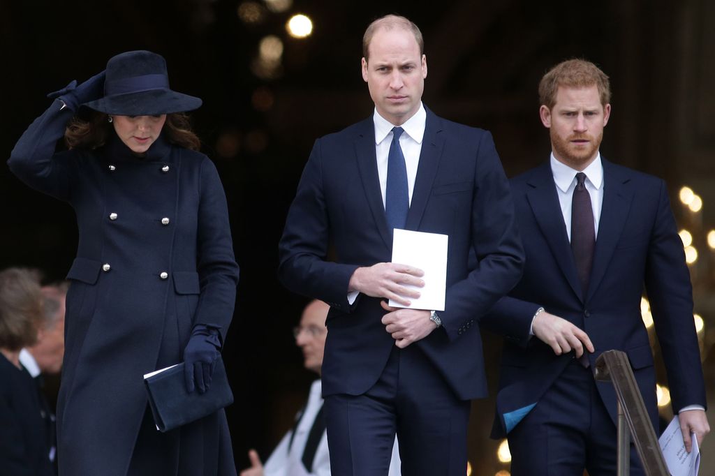Kate junto a los príncipes William y Harry en diciembre de 2017 en Londres.