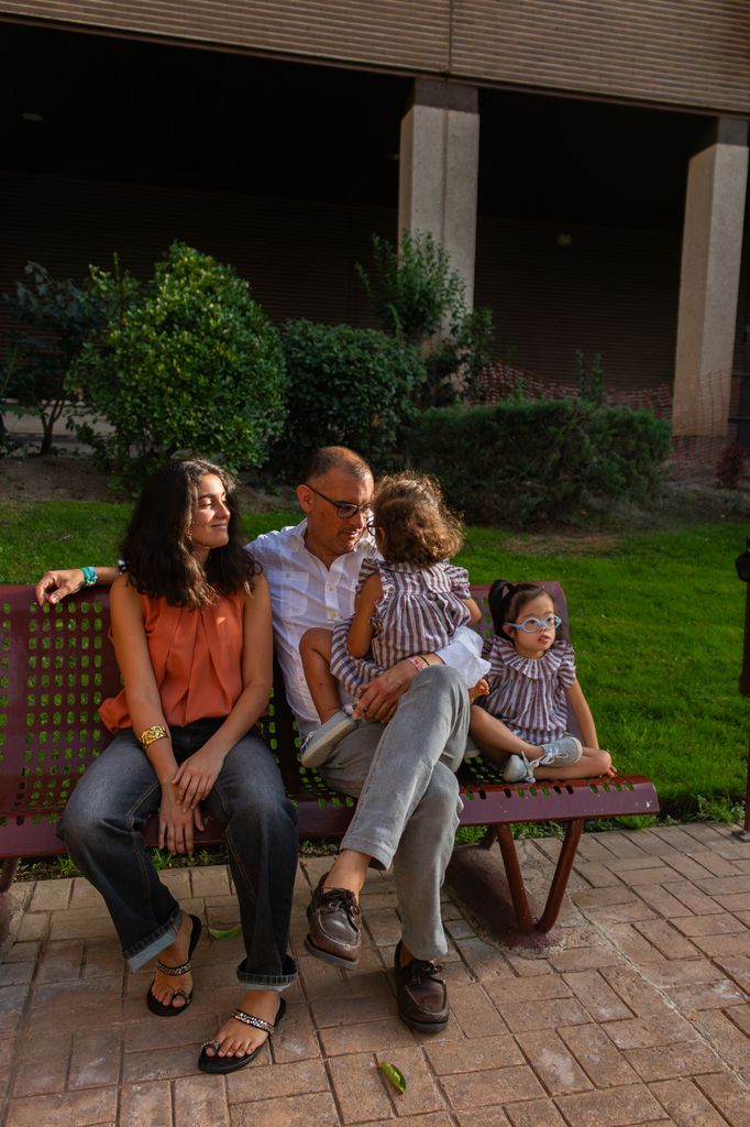 Pablo, el padre de familia, con las tres hijas: Teresa, Bubi y Maryfri
