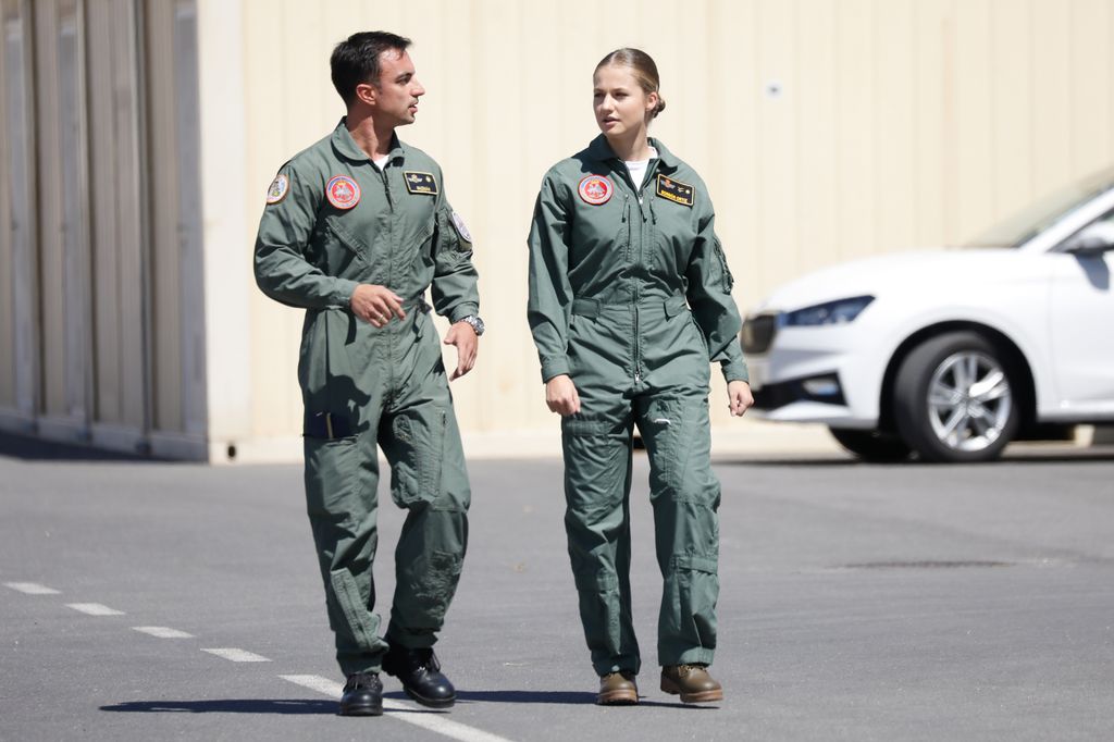 La princesa Leonor lució uno de los uniformes especiales del Ejército del Aire: el mono verde de vuelo. 
