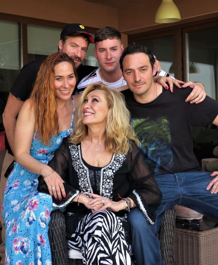 Rosa Benito con sus cuatro hijos