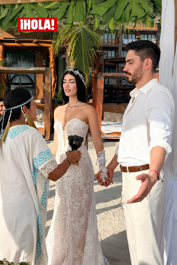 La pareja se casó bajo un ritual maya a la orilla del mar.