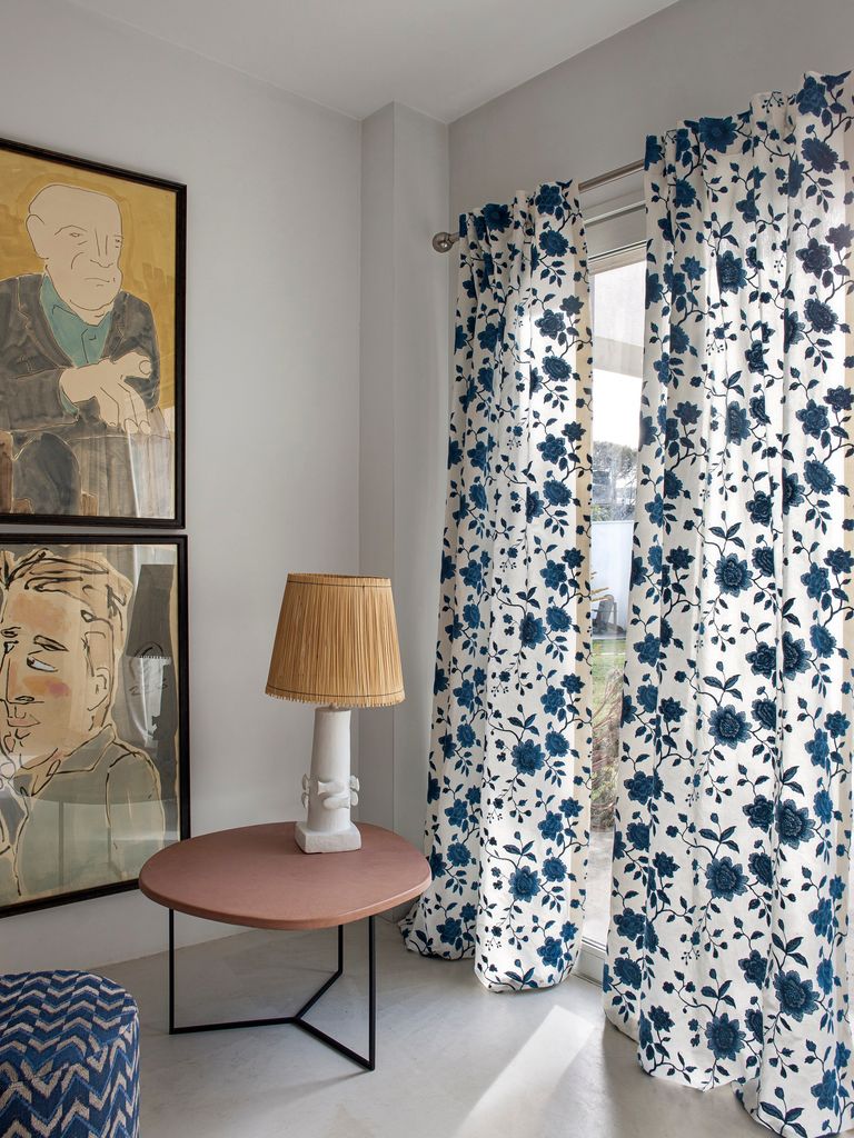 Cortinas blancas con motivos florales en azul