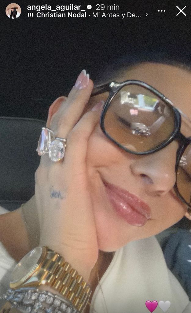 Ángela Aguilar presume sus dos espectaculares anillos que le regaló Christian Nodal.