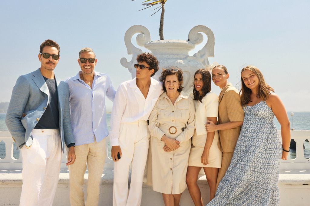 Nacho y Laura, con la familia del creador de contenido. De izquierda a derecha: Juan Yanes, Jorge Yanes, Ana Yanes, Maty Fenoy (mujer de Juan), Laura y Daniela (hija de Jorge)