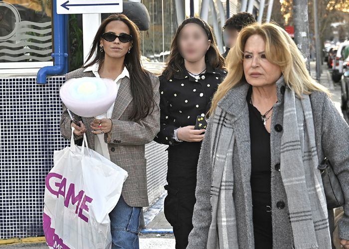 Gloria Camila y su tía Mari Carmen en el cumpleaños de José María