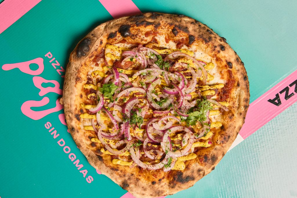 Las pizzas de Pagana convierten cada receta en un ejercicio de creatividad, con masas artesanas y combinaciones que viajan de México a Argentina, Perú o Francia sin perder de vista el producto.