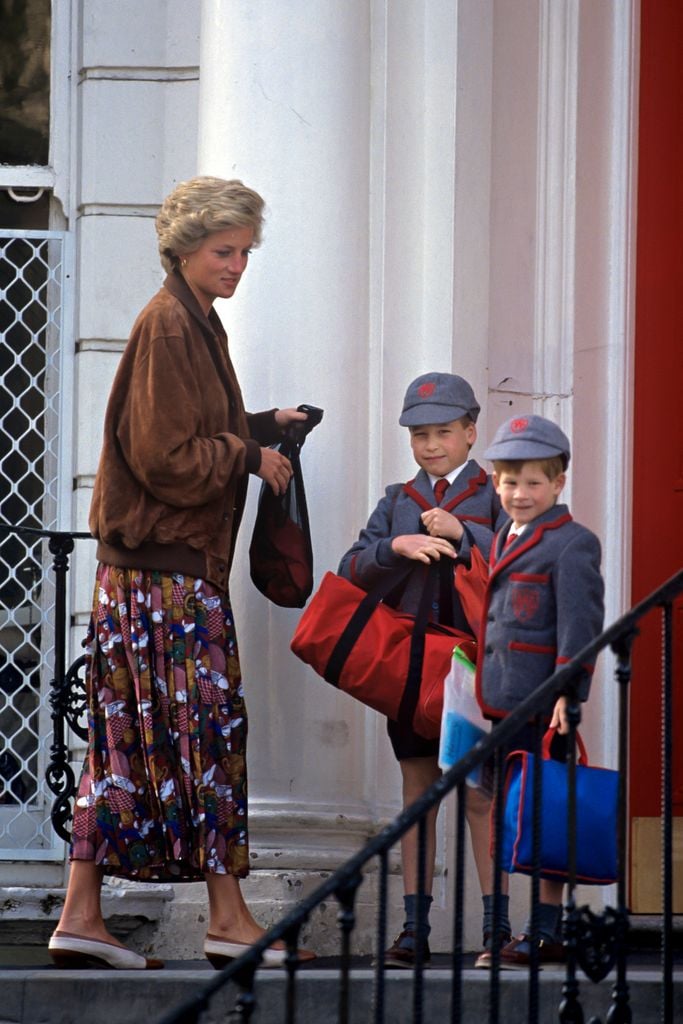 Plano entero de Diana de Gales llevando a sus hijos a su primer día de colegio en el Spring School Term