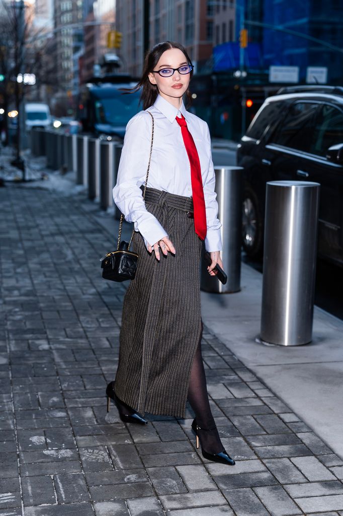 Dove Cameron conquista Hudson Square con una apuesta de estética 'preppy'.