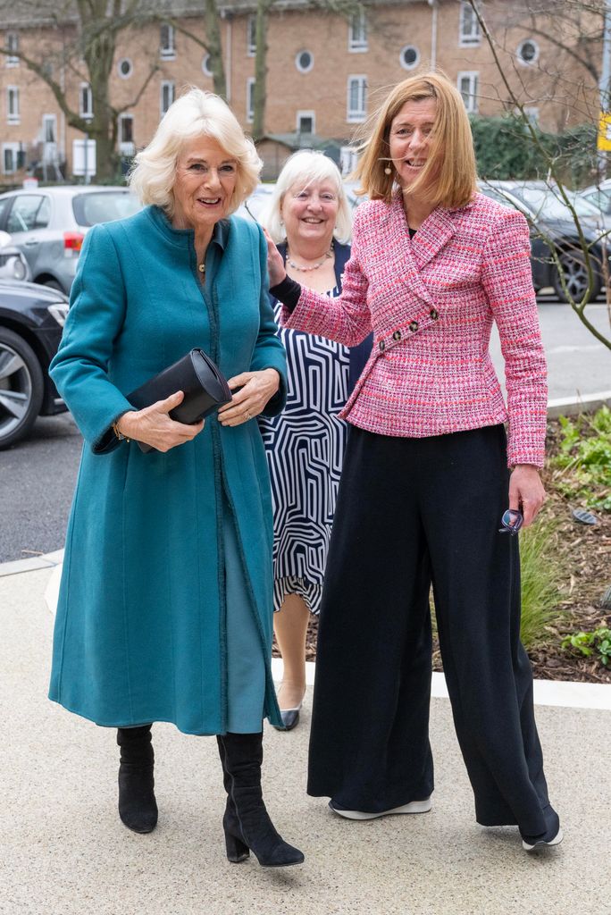 La reina Camilla, junto a Dame Laura Lee, directora ejecutiva de Maggie's, durante su visita al nuevo centro de apoyo oncológico de Londres el 31 de enero de 2024, cuando ya conocía el diagnóstico de cáncer de Carlos III, aunque todavía no se había hecho público