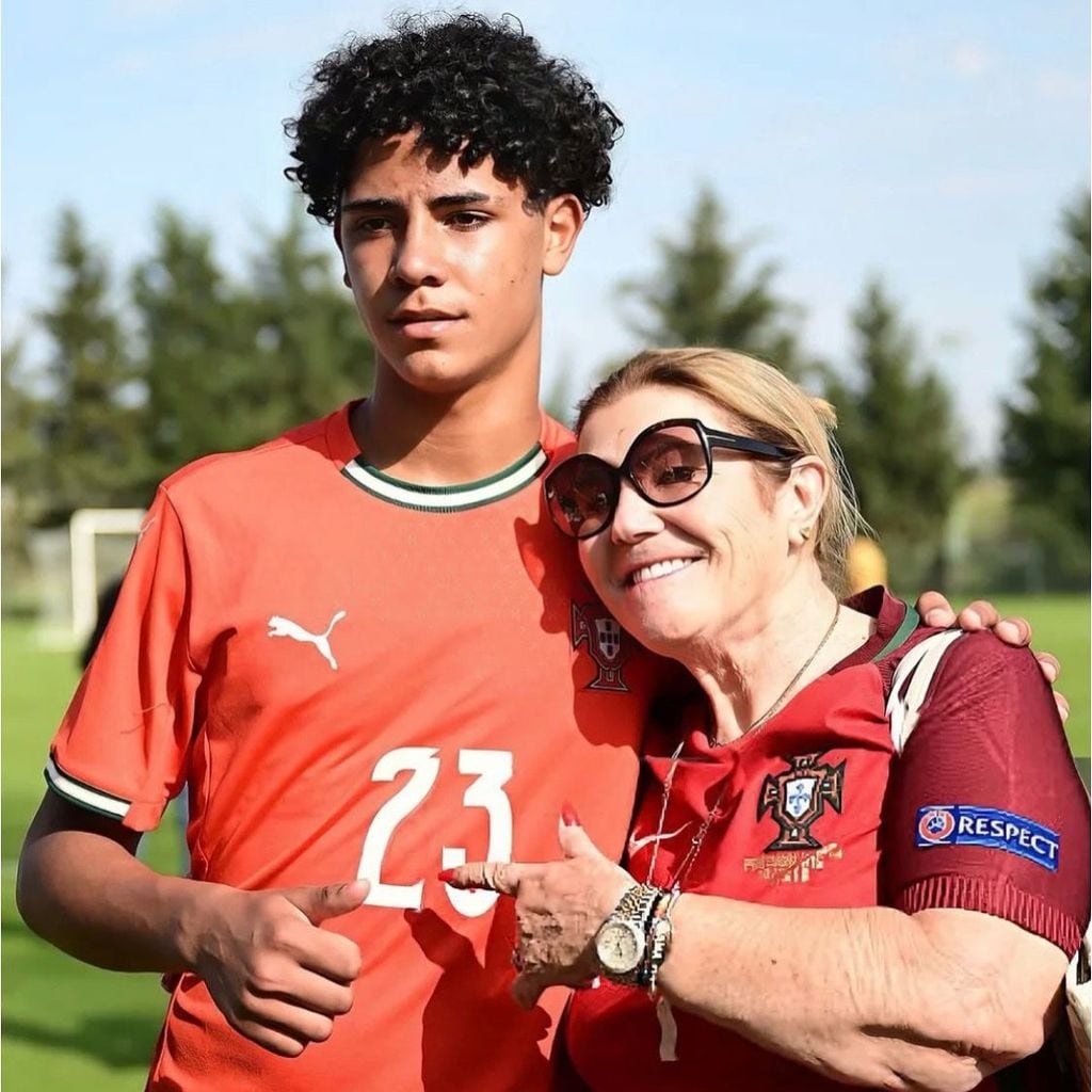 Dolores Aveiro también felicitó a su nieto Junior por su triunfo con Portugal.
