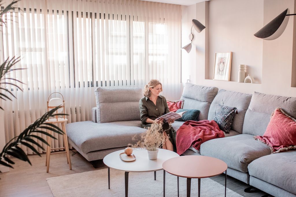 Salón con usuaria leyendo una revista