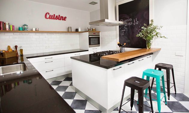 Un amplio piso en el centro de Barcelona con buen gusto y un toque de color