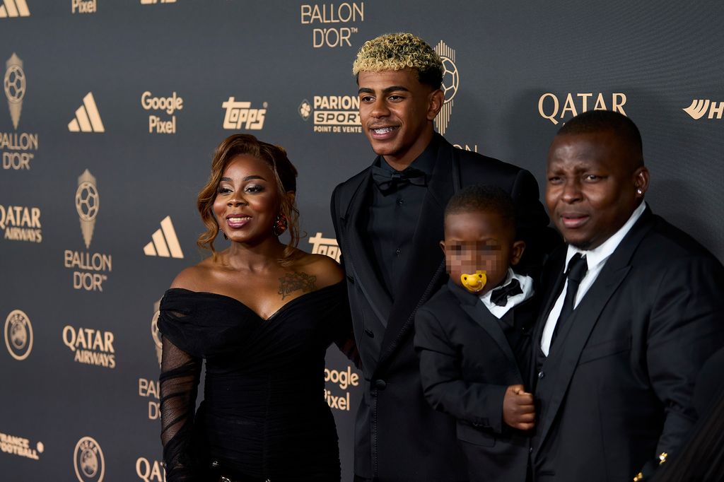Lamine Yamal con su familia en la gala del Balón de Oro
